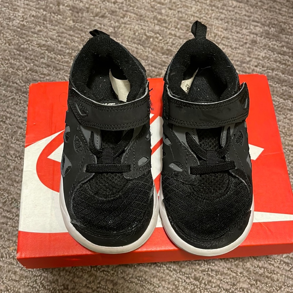 Black and white Nike size 8 for toddlers